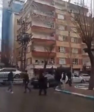 (VIDEO) UZNEMIRUJUĆE: TURSKA, TRENUTAK RUŠENJA ZGRADA.