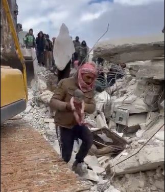 (VIDEO) BOŽIJE ČUDO I DAVANJE: Novorođenče spašeno u Siriji,tek rođena beba uzvučena iz ruševina