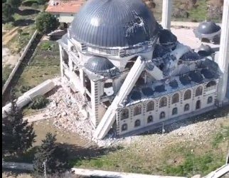 (VIDEO) NOVI  VIDEO SNIMCI RUŠEVINA U TURSKOJ. Nisu pošteđene ni neke od najlepših džamija. Mehanizacija minijaturna u odnosu obim ruševina