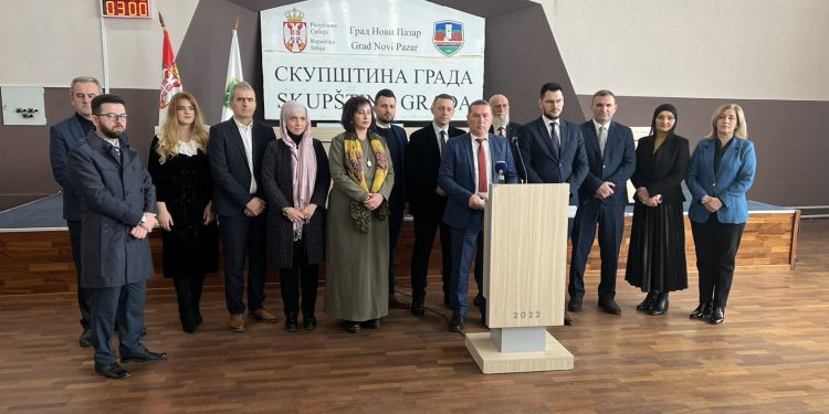 Novi Pazar: Nemoć  SDA i SPP, sazvali vanrednu  sjednicu Skupštine bez obezbedjenog kovruma.Od 47 odbornika na sjenicu došlo samo 15.