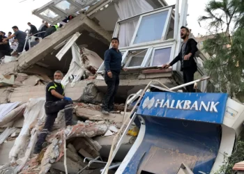 (FOTO GALERIJA) Potresni prizori iz Turske i Sirije:  Zgrade sravnjene sa zemljom,spasioci tragaju u ruševinama