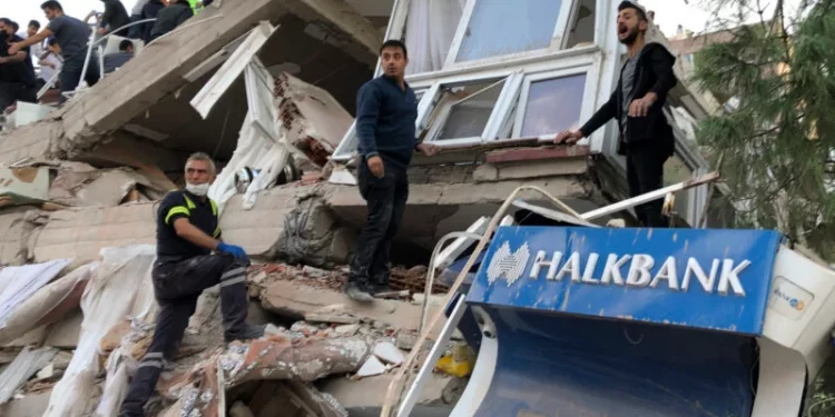 (FOTO GALERIJA) Potresni prizori iz Turske i Sirije:  Zgrade sravnjene sa zemljom,spasioci tragaju u ruševinama