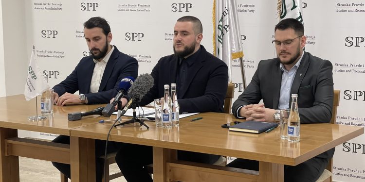 (VIDEO) Zukorlić konfuzno i nervozno pokušava da opravda koaliciju sa SDA tvrdeći da se razlikuju. Nije im do vlasti a kao strateški cilj sa SDA, istakao je, vlast u Novom Pazaru. U Tutinu podržali SDA ali se dvoume da uđu