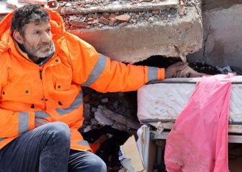 Najtužnije slike zemljotresa: Došao kao spasilac na teren pa  pronašao svoju kćer mrtvu, dugo je držao za ruku i plakao…