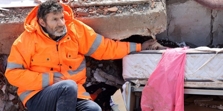 Najtužnije slike zemljotresa: Došao kao spasilac na teren pa  pronašao svoju kćer mrtvu, dugo je držao za ruku i plakao…