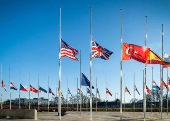 SOLIDARNOST SVIJETA: Zastave NATO-a spuštene na pola koplja