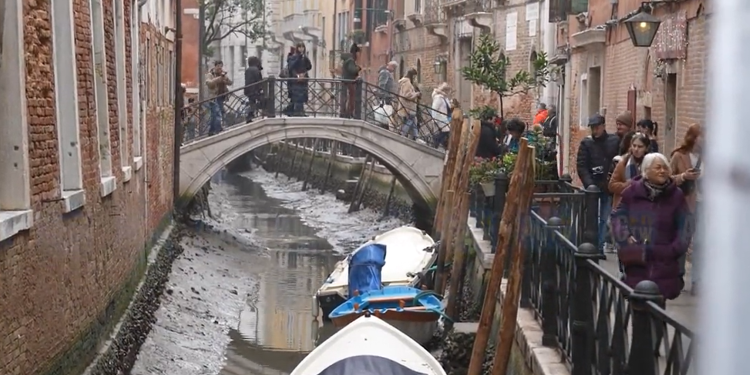 VENECIJA NA SUVOM, KANALI PRESUŠILI, GODNOLE I ČAMCI NASUKANI