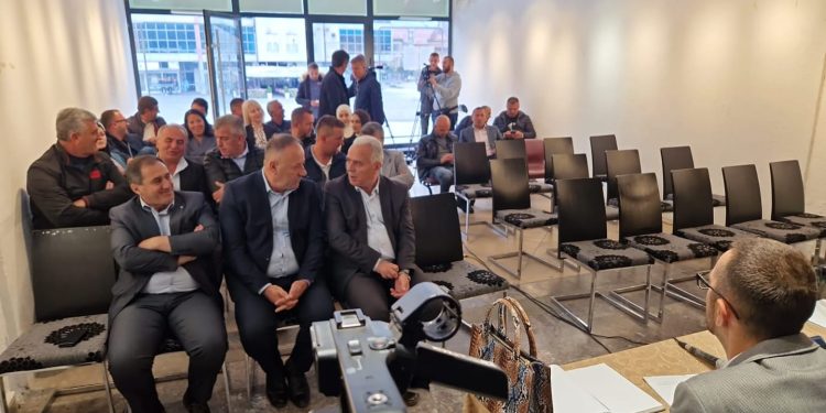 SDA Sulejmana Ugljanina u Tutinu ostala usamljena, vlast napušta lokalni savez  SDP i Grupa građana. Jedina opština u Sandžaku u kojoj je stožer vlasti SDA punih 27godina, slamku spasa očekuju od Spp, stranke koju je osnovao rahmetli  muftija Muamer Zukorlić
