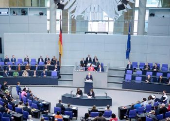 Nemci udarili na Ruse: Kancelar Olaf Šolc je odbacio zahteve za pokretanjem mirovnih pregovora s ruskim predsednikom Vladimirom Putinom. „S oružjem na slepoočnici ne može se pregovarati – osim o sopstvenom potčinjavanju.“