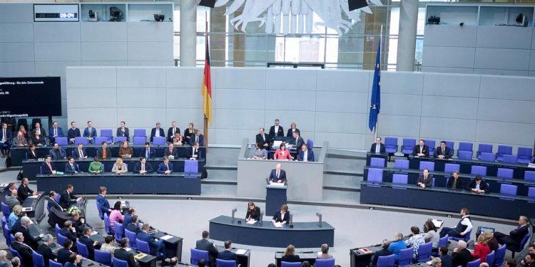 Nemci udarili na Ruse: Kancelar Olaf Šolc je odbacio zahteve za pokretanjem mirovnih pregovora s ruskim predsednikom Vladimirom Putinom. „S oružjem na slepoočnici ne može se pregovarati – osim o sopstvenom potčinjavanju.“
