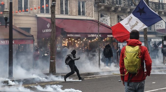 Milioni građana  na protestima u Francuskoj, privedeno 80 osoba, povređena 123 policajca