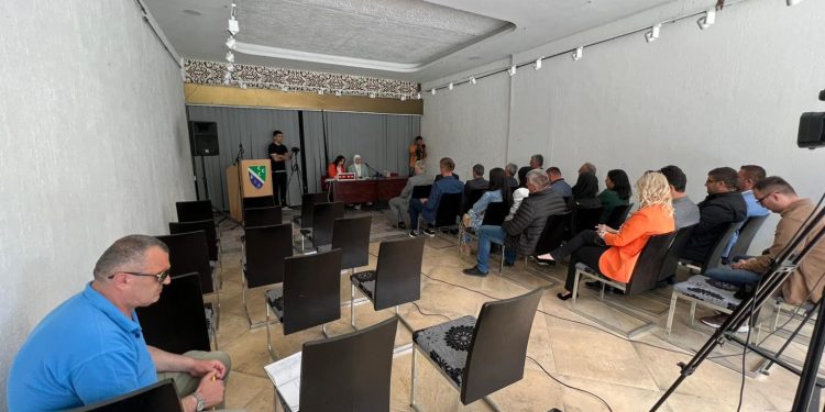 Još jedna kriza vlasti u Tutinu: Po ko zna koji put SDA nema skupštinsku većinu, sjednica odložena, očekuju podršku SPP. Građani razočarani u političke kombinatorike a opština u kolapsu