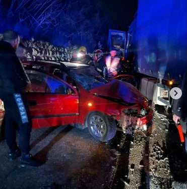 Teška saobraćajna nesreća dogodila se večeras  na putu Novi Pazar-Raška. Vatrogasci izvlače povrijeđene, dvoje teško povrijeđeno