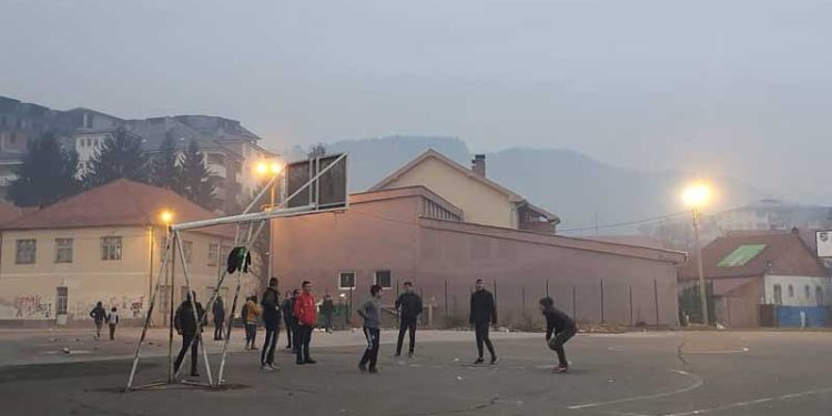 Tutin: Javnost i građani uznemireni, traže odgovore. Ko je odgovoran za vršnjačko nasilje u školama koje se nalaze  u neposrednoj blizini policijske stanice.