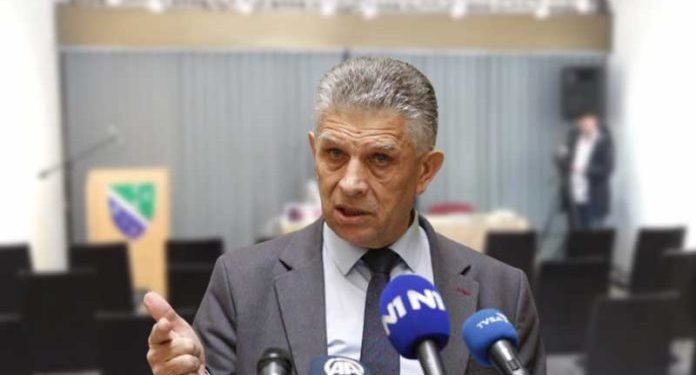 Neće niko sa Ugljaninovom SDA u Tutinu. Još jednom odložena sjednica Skupštine. SDA nakon 27 godina vlasti, svoj opstanak očekuje od Usame Zukorlića. Za lokalni odbor SPP koji je oštro protiv koalicije težak ispit, nakon toliko godina borbe protiv lokalnih moćnika, u prilici su da sruše višedecenijsku vlast u Tutinu.