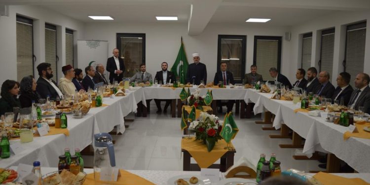 Delegacije SPP i SDP sa ambasadorima  na iftaru Islamske zajednice u Srbiji.