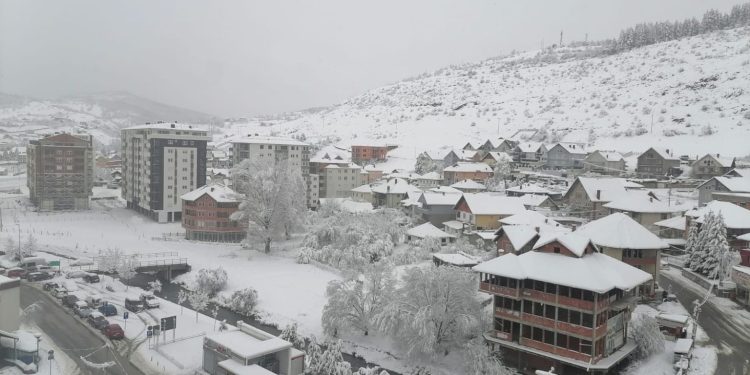 U Tutinu prava zima u aprilu . Otežan saobraćaj,prekidi u elektrosnabdijevanju, na Pešteri palo preko 20cm snijega