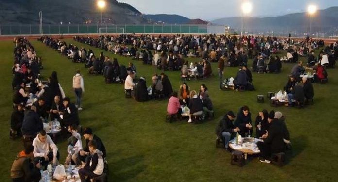 Masovni  kolektivni iftar organizovan  na otvorenom u Sandžaku. Pokrovitelj ovog događaja za svoje sugrađane je osnivač Sandžačke demokratske partije, Rasim Ljajić (VIDEO)