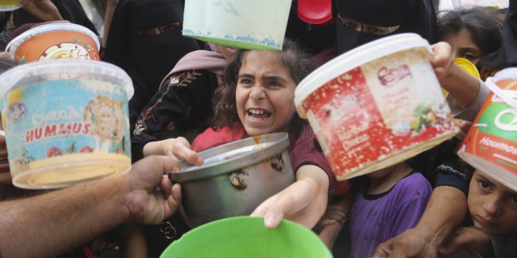 Posle Izraelskih granata, palestinsku djecu ubija glad.Očajna palestinska djeca bore se kutlaču hrane  u Rafi(FOTO)